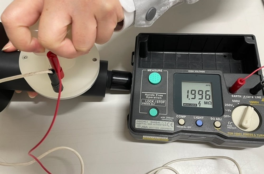 導電性PTFEインサート管の2極リング式による通電テスト